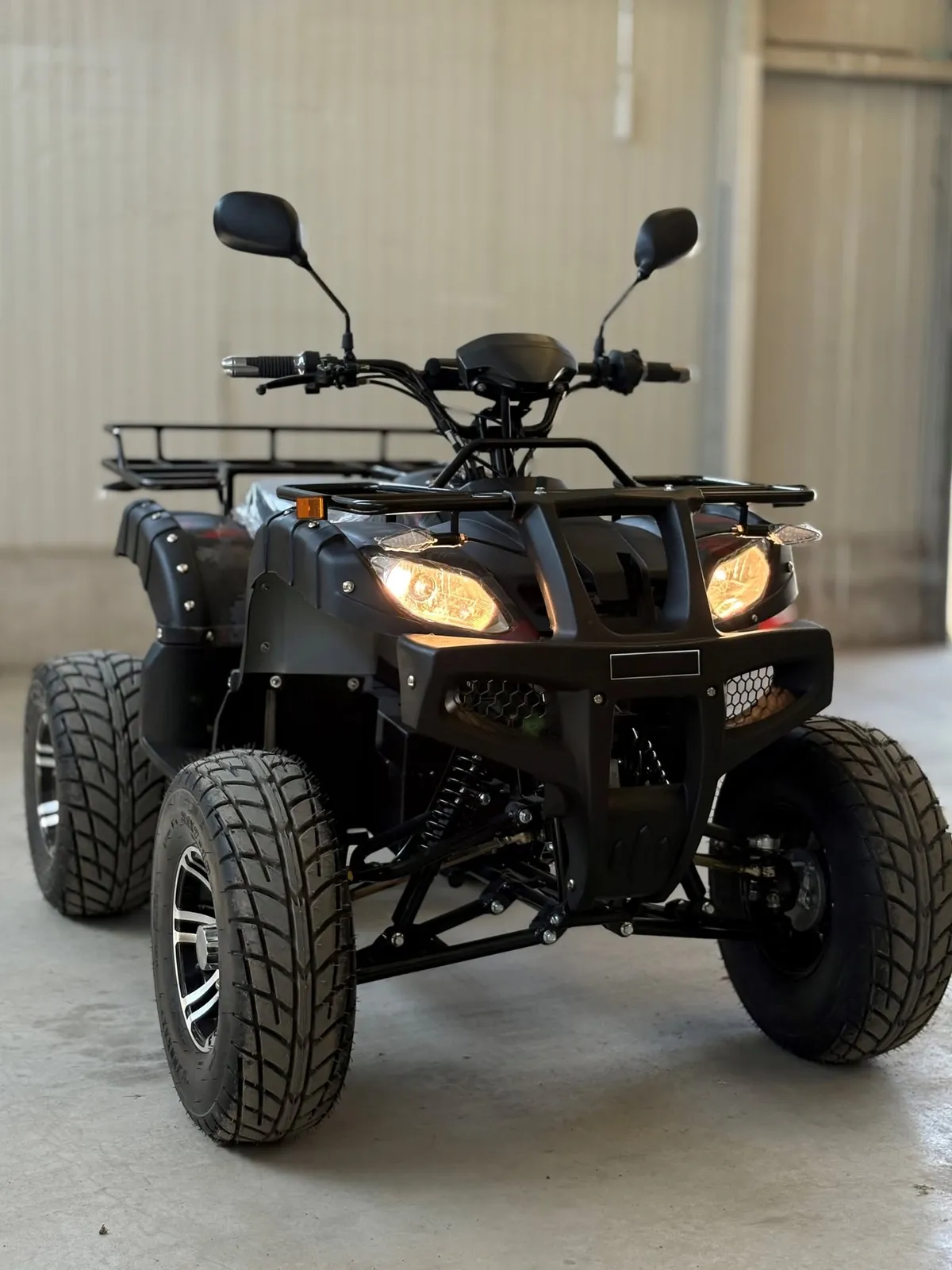 Litium elektromos quad elölről, égő fényszórókkal