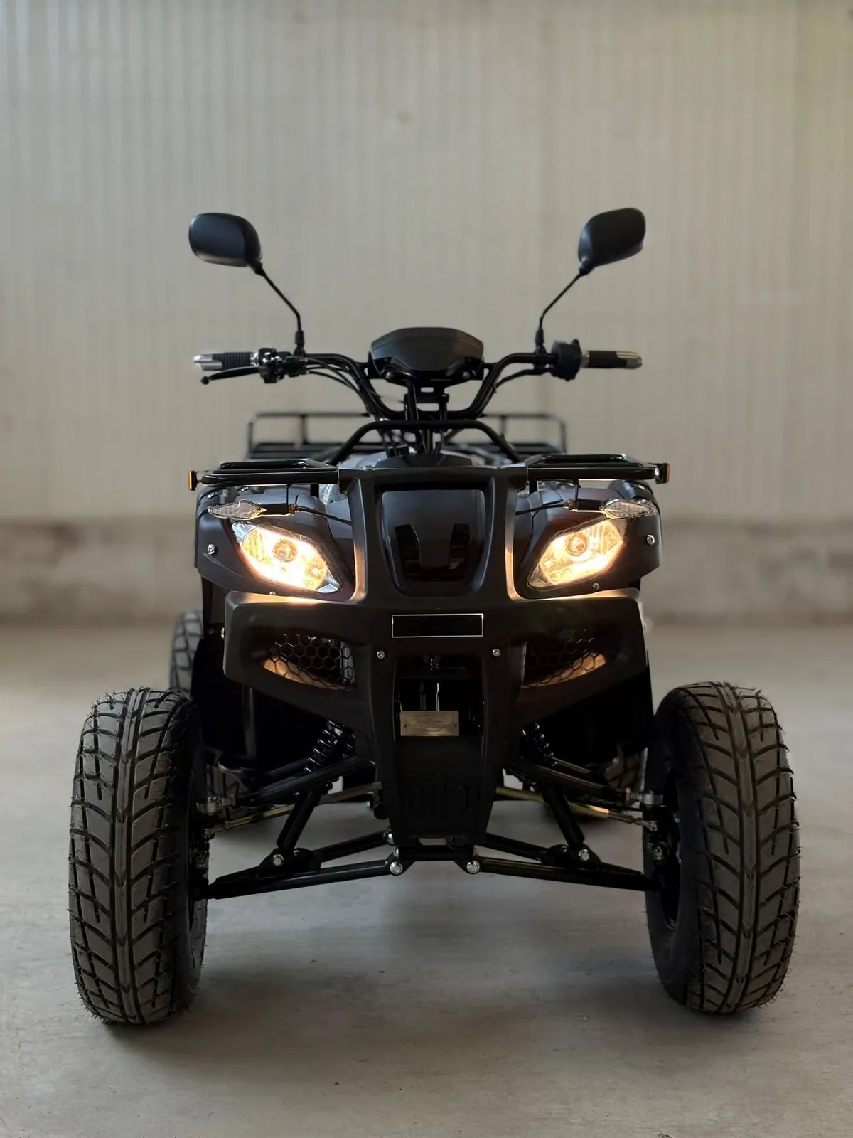 Elektromos quad szemből, égő fényszórókkal