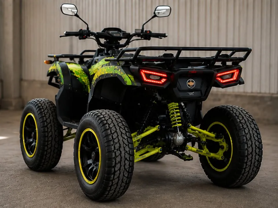Zöld terepmintás elektromos quad hátulról, LED hátsó lámpákkal